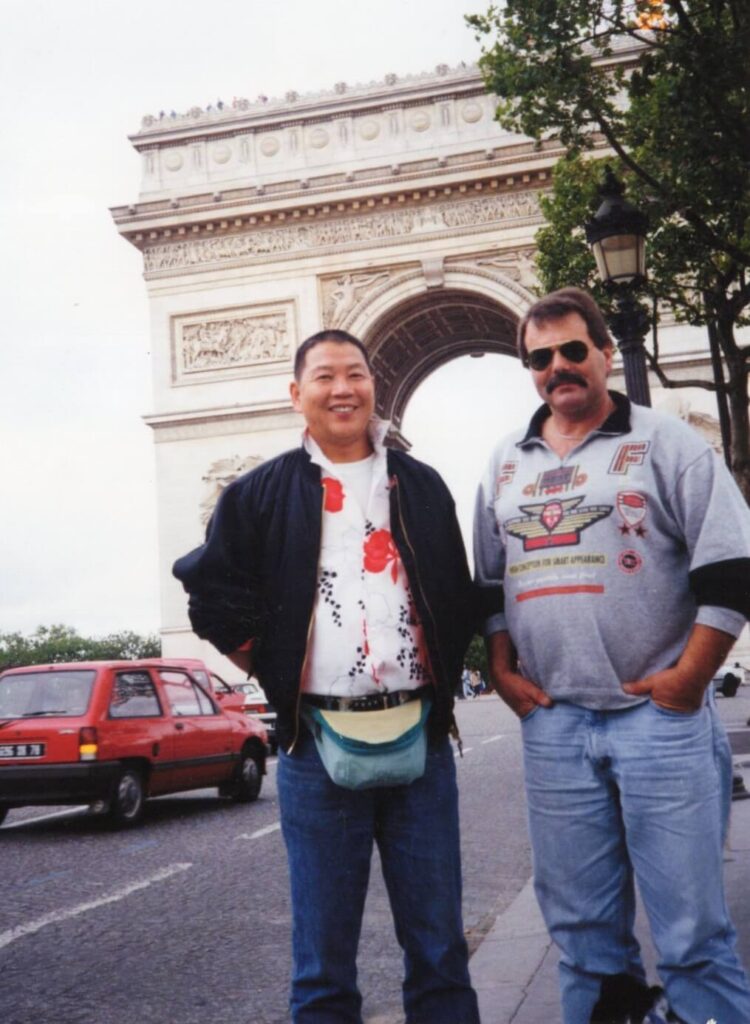 パリ凱旋門前でパートナーのJasperさんと