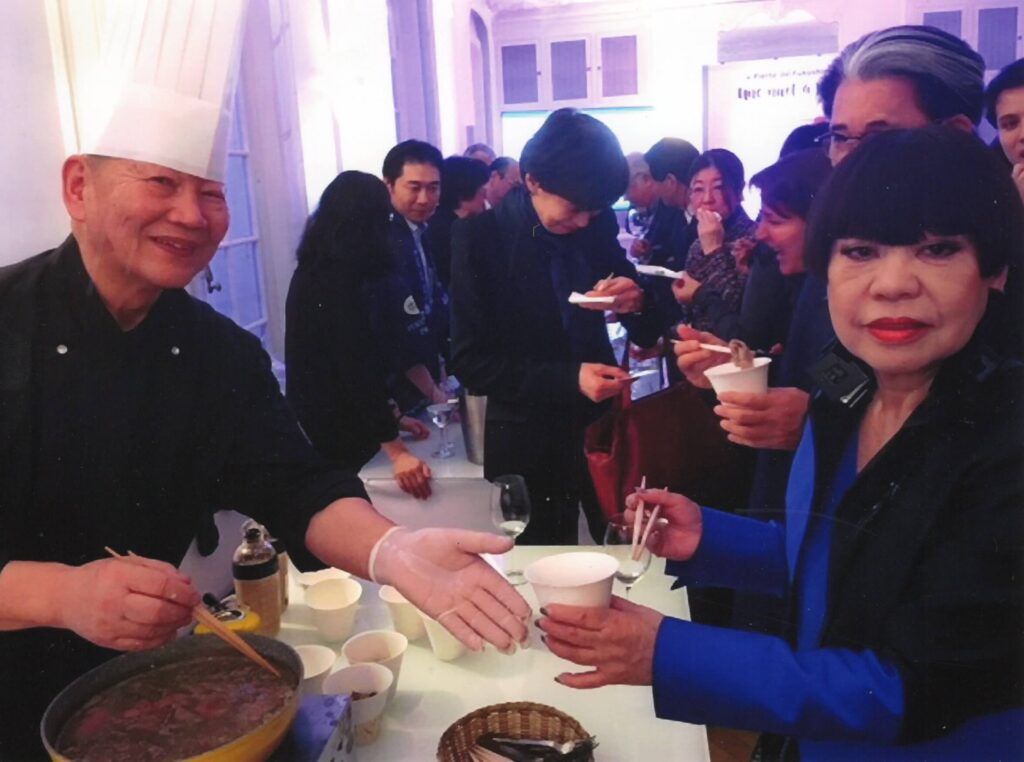 2018年　パリの福島プライド＆フェアにて　コシノジュンコ氏と