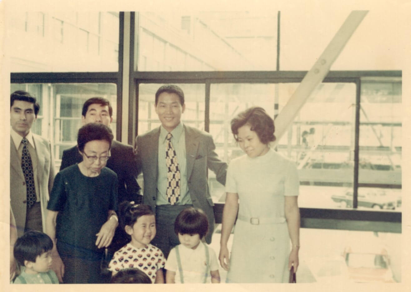 1974年　羽田空港にてご家族と